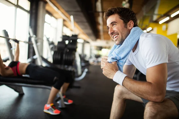 체육관에서 훈련을 수건을 잘생긴 근육질의 남자의 초상화 — 스톡 사진