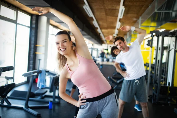 Groupe Jeunes Gens Heureux Faisant Des Exercices Dans Salle Gym — Photo