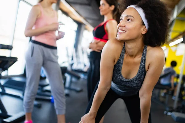 Gruppe Junger Glücklicher Menschen Macht Übungen Fitnessstudio — Stockfoto