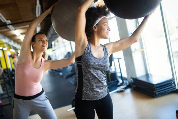 Convient Aux Femmes Heureuses Faisant Exercice Dans Club Fitness — Photo