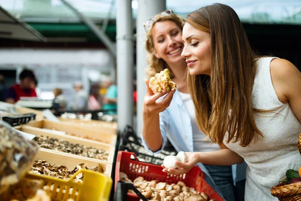 Jovens Mulheres Felizes Comprando Mercado Legumes Frutas Saudáveis — Fotografia de Stock