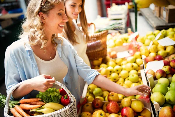 Genç Mutlu Kadın Piyasada Sağlıklı Gıda Alışveriş — Stok fotoğraf