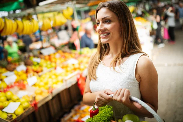 Imagem Uma Mulher Feliz Mercado Comprando Vegetais — Fotografia de Stock