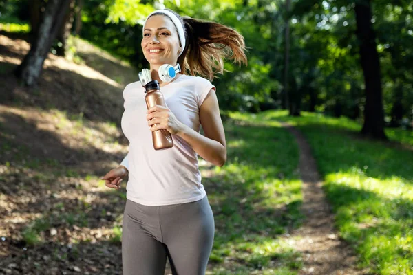 Young Happy Fitness Sportig Kvinna Runner Running Park — Stockfoto