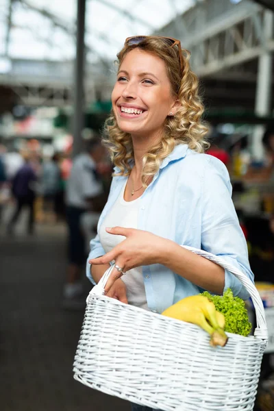 Молодая Счастливая Женщина Покупает Здоровую Пищу Рынке — стоковое фото
