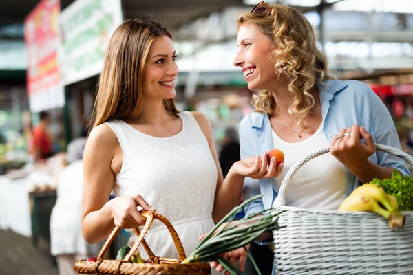 시장에서 채소와 과일을 즐기는 행복한 친구들 — 스톡 사진