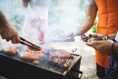 Arkadaşlarım eğlenirken doğada parti bir Barbekü partisi