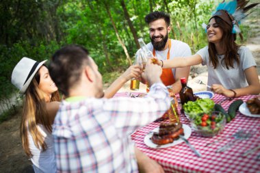 Doğada parti bir Barbekü partisi arkadaş grubu