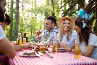 Kamp ve doğada bir Barbekü partisi arkadaş grubu