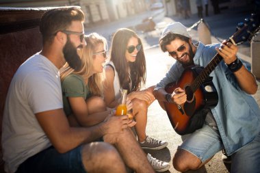 Genç arkadaşlar takılmak, eğlenmek ve yaz günlerini zevk