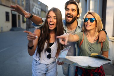 Dostluk, seyahat, tatil, yaz ve insan kavramı. Seyahat eden gülümseyen arkadaş grubu