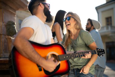 Bir grup genç arkadaş yazın dışarıda eğleniyorlar.