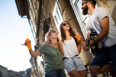 Bir grup genç arkadaş yazın dışarıda eğleniyorlar.