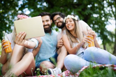 Dışarıda piknikte selfie çeken mutlu gençler