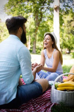 Güzel genç çift piknik günü zevk. Yaşam tarzı, aşk, flört, tatil konsepti