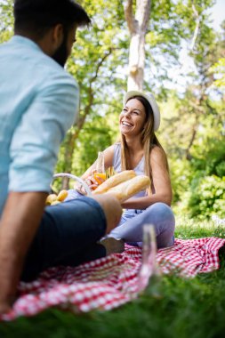 Mutlu genç çift birlikte parkta bir gün zevk