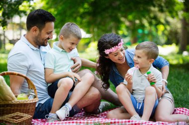 Çocuklar ile mutlu aile birlikte açık bir yaz günü zevk