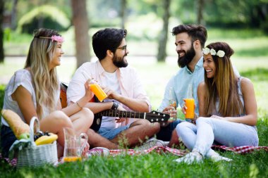 Doğada piknikte harika vakit geçiren arkadaşlar