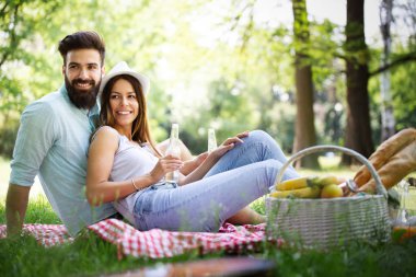 Aşık mutlu çift piknik zaman açık zevk