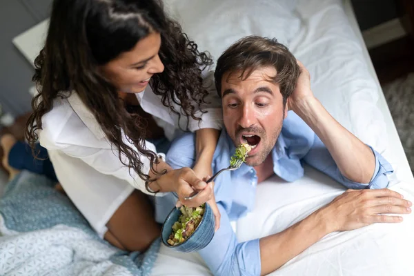 Felice Giovane Coppia Mangiare Colazione Letto Mattino — Foto Stock