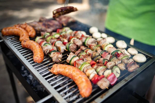 Deliciosa Carne Grelhada Com Legumes Sobre Carvão Churrasco — Fotografia de Stock