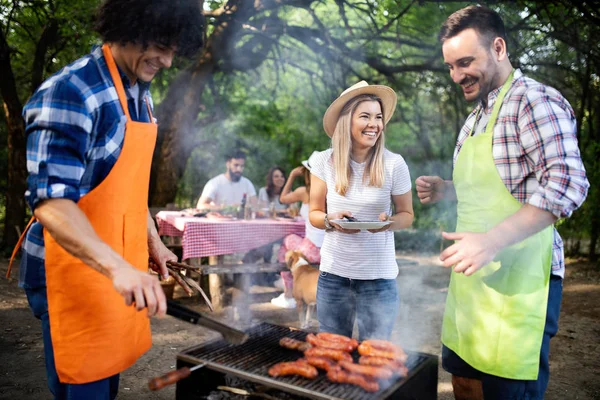 Glada Vänner Att Göra Grill Och Äter Lunch Naturen — Stockfoto