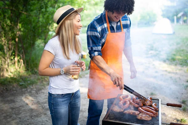 Gelukkige Vrienden Met Een Barbecue Grill Feest Natuur — Stockfoto