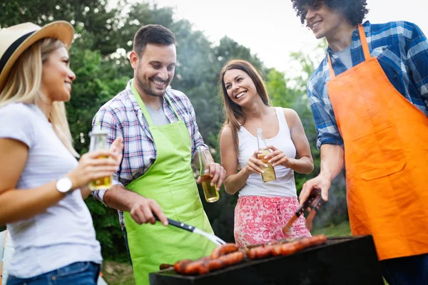 Amis Faisant Une Fête Barbecue Dans Nature Tout Amusant — Photo