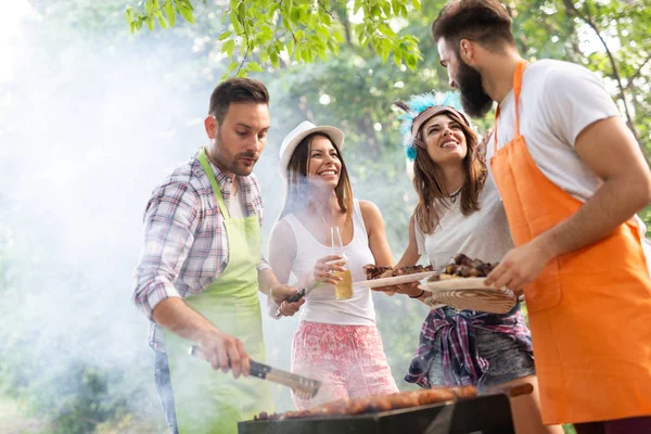 Amigos Teniendo Una Fiesta Barbacoa Naturaleza Mientras Divierten — Foto de Stock