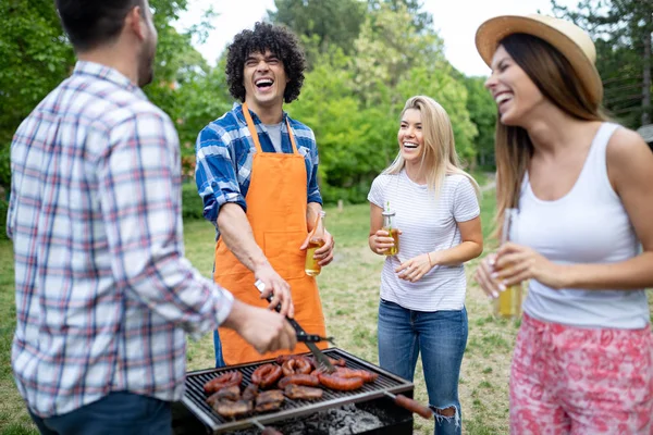 Freunde Grillen Der Natur Und Haben Dabei Spaß — Stockfoto