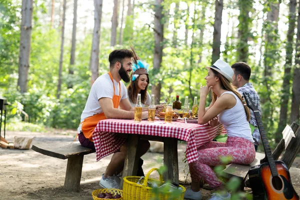 Amigos Teniendo Una Fiesta Barbacoa Naturaleza Mientras Divierten — Foto de Stock