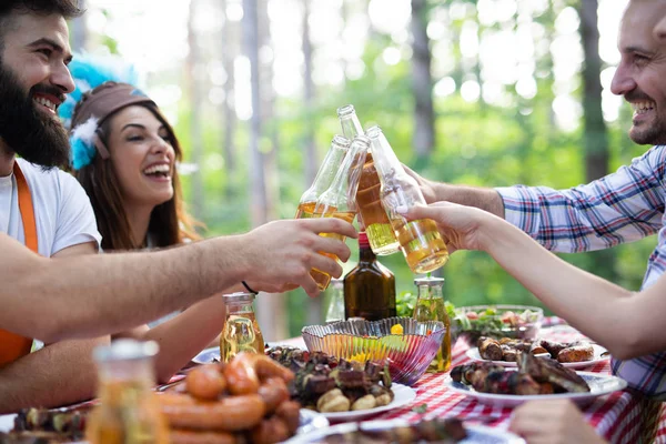 Grupo Amigos Felizes Comendo Bebendo Cervejas Jantar Churrasco Livre — Fotografia de Stock