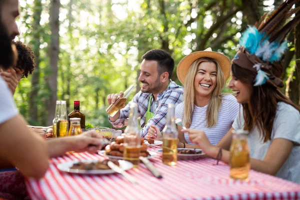 Baráti Kemping Egy Grillpartin Természetben — Stock Fotó