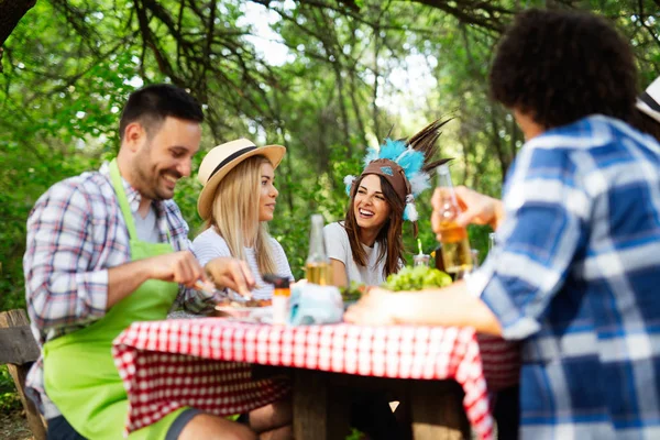 Groupe Amis Camper Faire Barbecue Dans Nature — Photo