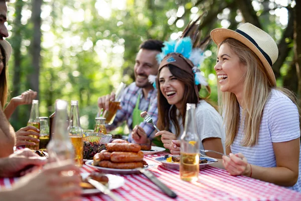 Grupo Amigos Felizes Comendo Bebendo Cervejas Jantar Churrasco Livre — Fotografia de Stock