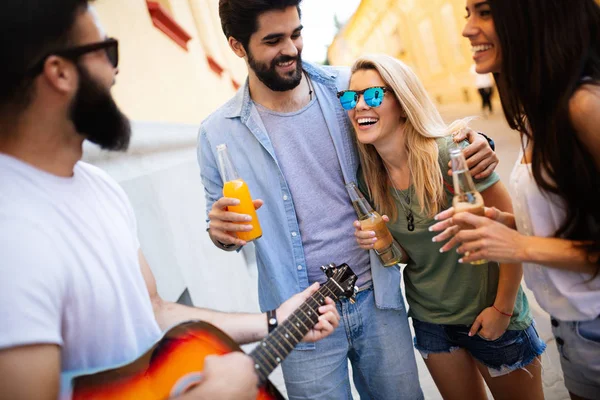 Grupo Amigos Desfrutando Dia Verão Livre Tocando Guitarra Jovens Felizes — Fotografia de Stock