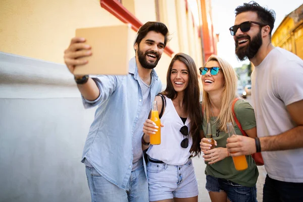 Grupo Amigos Pasando Buen Rato Ciudad Haciendo Selfie —  Fotos de Stock