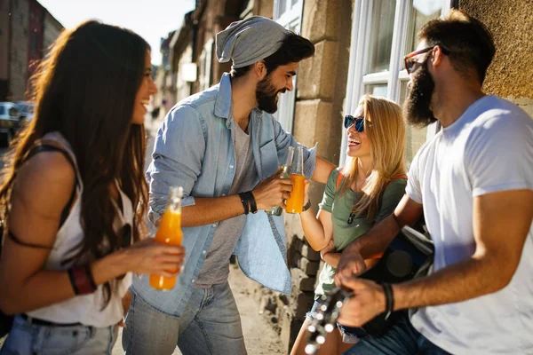 Grupo Amigos Disfrutando Día Verano Tocando Guitarra Aire Libre Jóvenes — Foto de Stock