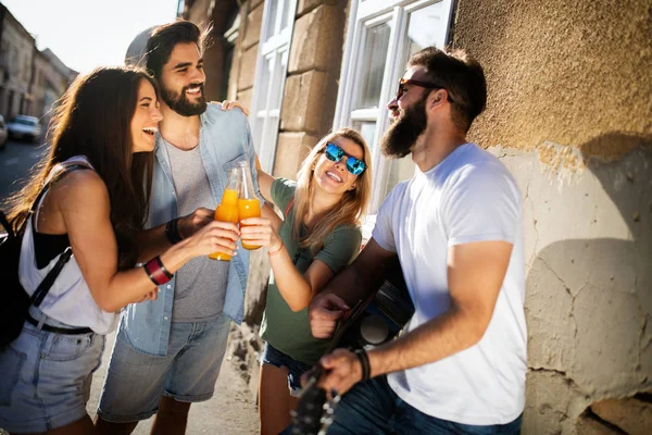 Grupp Unga Vänner Som Har Roligt Tillsammans Sommaren Utomhus — Stockfoto