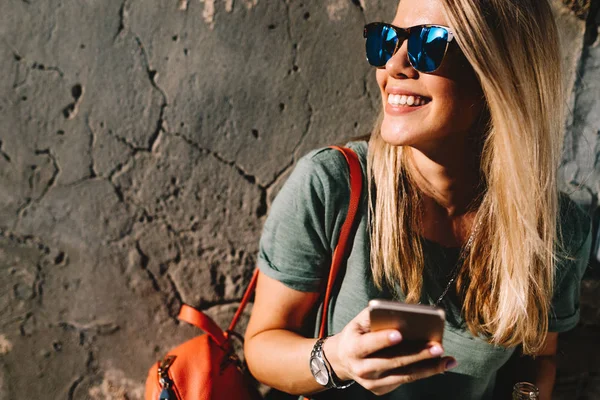 Πορτραίτο Μιας Αρκετά Χαμογελαστή Γυναίκα Χρησιμοποιώντας Κινητό Τηλέφωνο Ενώ Κρατώντας — Φωτογραφία Αρχείου