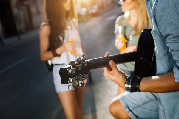 Grupo Amigos Desfrutando Dia Verão Livre Tocando Guitarra Jovens Felizes — Fotografia de Stock