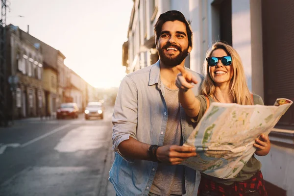 Pareja Sonriente Viajando Divirtiéndose Ciudad Vacaciones Verano Citas Concepto Turismo — Foto de Stock