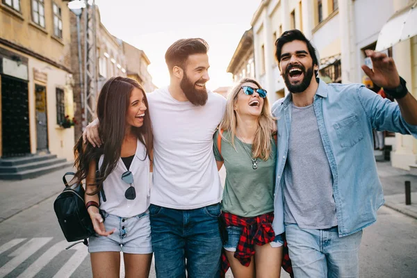 Unga Vänner Umgås Kul Och Njuta Sommardagar — Stockfoto