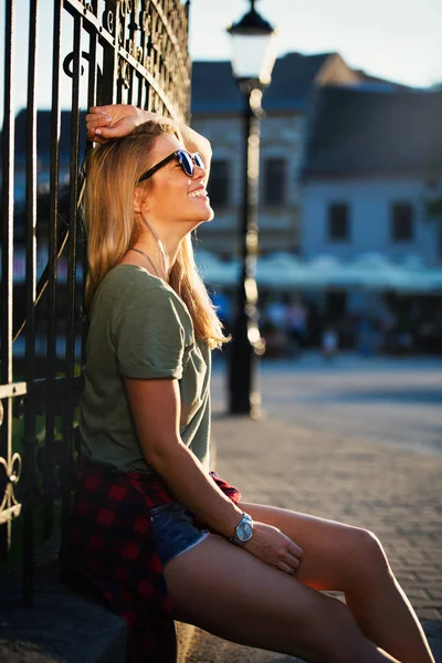 Mutluluk kavramı. Mutlu kadın yaz boyunca şehir sokaklarında eğleniyor.