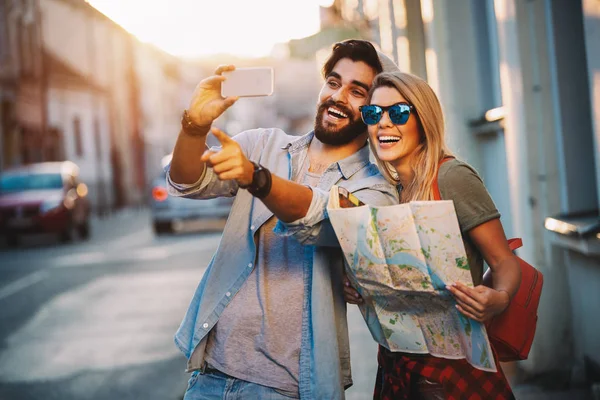 Zomervakantie Dating Toerisme Concept Glimlachend Koppel Met Kaart Stad — Stockfoto