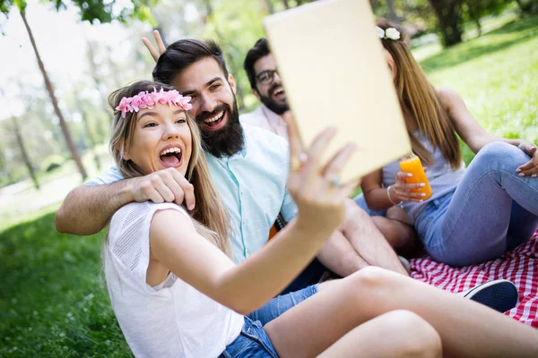 Amici Felici Divertirsi All Aperto Natura Prendendo Selfie — Foto Stock