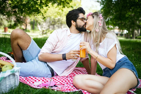 Bon Couple Vacances Les Amoureux Amusent Dans Parc — Photo