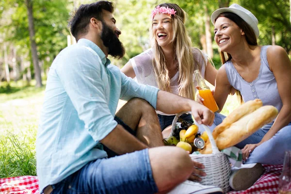 Yaz, tatil, müzik ve eğlence zaman kavramı. Neşeli arkadaşlar açık piknik var.