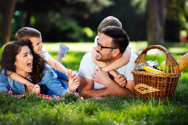 Cheerful Happy Family Picnicking Beautiful Day Park — Stock Photo, Image