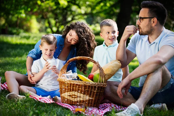 Família Feliz Com Crianças Desfrutando Dia Verão Juntos Livre — Fotografia de Stock